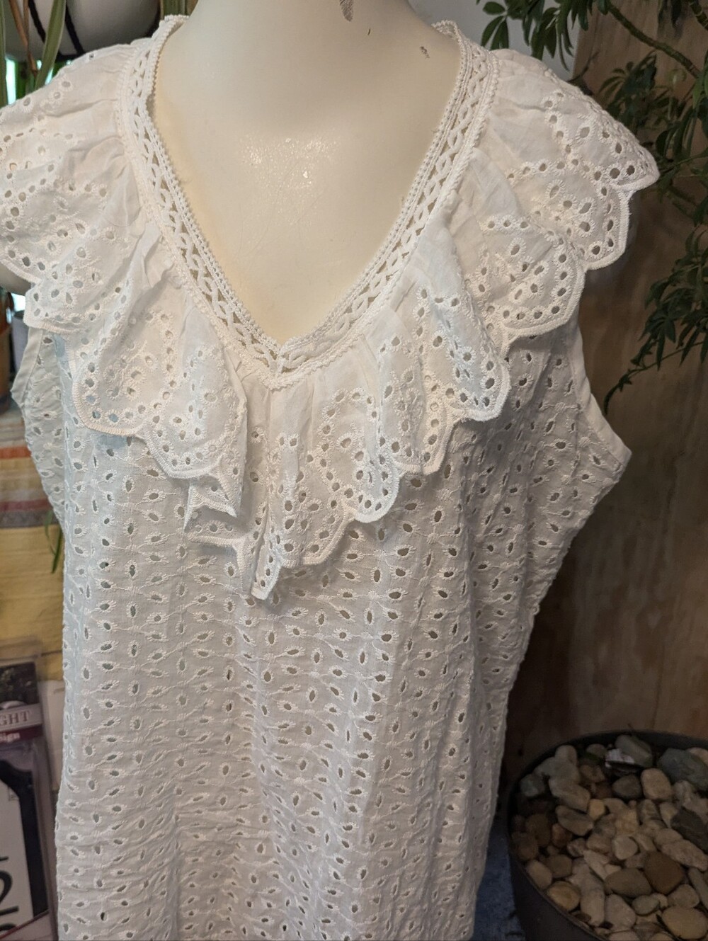Exc No Label Slvless Vneck Pullover Eyelet Blouse Sz 12-14.